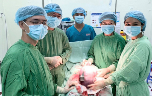 Gần ngày sinh, sản phụ mới phát hiện mang thêm khối u 4kg