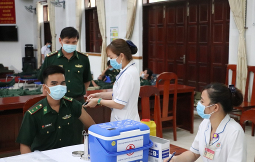 Tiếp tục tiêm vắc-xin ngừa COVID-19 cho bộ đội biên phòng biên giới Tây Nam