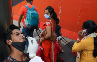 Ấn Độ thiếu hụt vắc-xin khi dịch COVID-19 lên đến đỉnh điểm