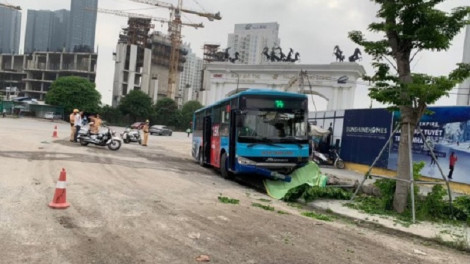 Xe buýt lao lên vỉa hè tông chết người đi bộ, tài xế nói gì?