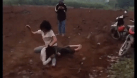 Hai nữ sinh ở Nghệ An hẹn ra ruộng đánh nhau chỉ vì "nhìn thấy ghét"
