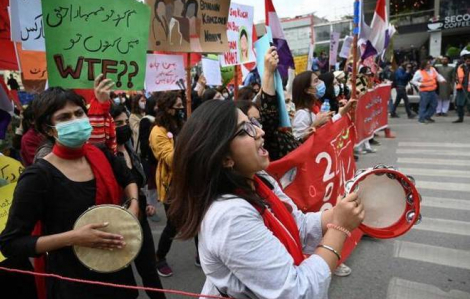 Thủ tướng Pakistan bị chỉ trích vì cho rằng cách ăn mặc của phụ nữ là nguyên nhân của các vụ hiếp dâm