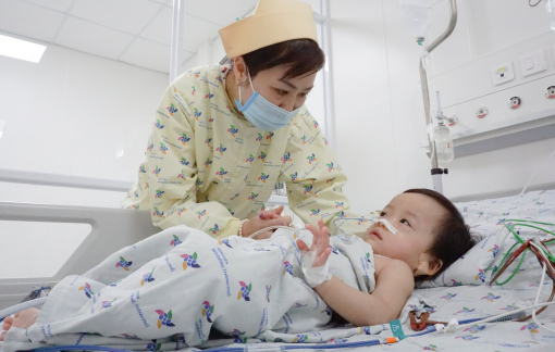 Bé Diệu Nhi phẫu thuật đóng hậu môn tạm