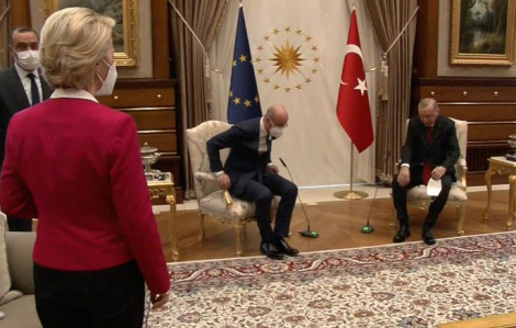 Châu Âu "dậy sóng" khi nữ Chủ tịch Ủy ban EU phải đứng vì không có ghế ngồi danh dự