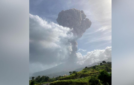 Núi lửa La Soufriere đột ngột “thức giấc”, hàng ngàn người dân sơ tán