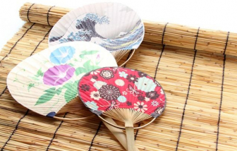 Nhật Bản tặng quạt để thực khách che miệng khi ăn, tránh lây truyền COVID-19