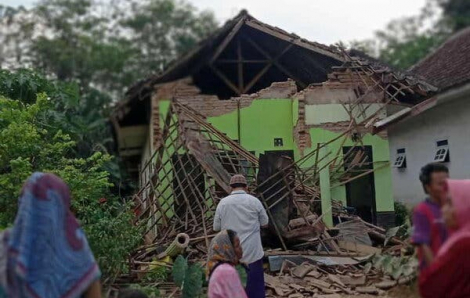 Ít nhất 18 người thương vong sau trận động đất ngoài khơi ở Indonesia