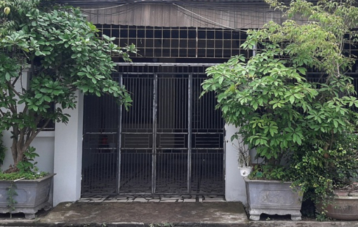 Nghe tiếng gọi ra mở cửa thì bị hắt nguyên ca hóa chất vào mặt