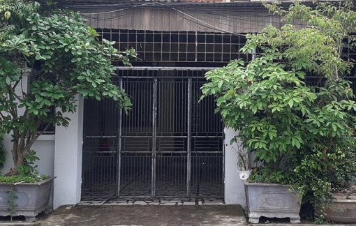Bắt đôi nam nữ hắt cả ca hóa chất vào mặt người phụ nữ trước cổng nhà