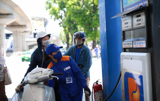 Giá xăng giảm nhẹ từ chiều ngày 12/4