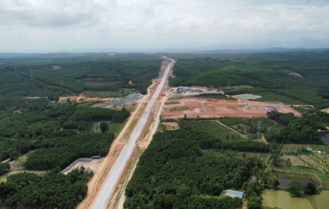 Cao tốc Cam Lộ - La Sơn: Nhiều đoạn vẫn đang khắc phục hậu quả mưa lũ 2020, khan hiếm vật liệu