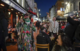 Anh sắp đạt mục tiêu miễn dịch cộng đồng