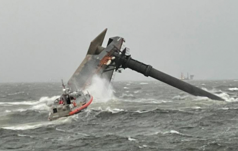 12 người mất tích sau vụ lật thuyền ngoài khơi ở Mỹ