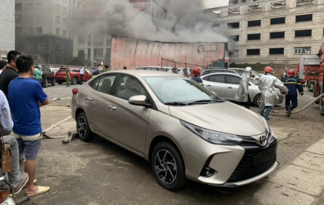 Hà Nội: Cháy xưởng in trên phố Định Công, ngay cạnh bãi giữ xe ô tô