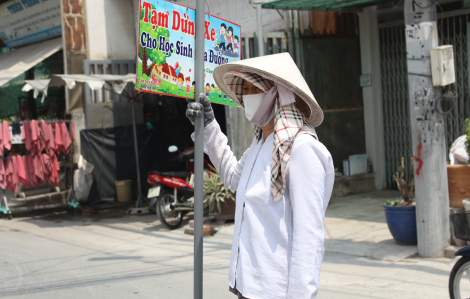 Chuyện bà Hai Trị tình nguyện làm “biển báo di động” giúp học sinh qua đường