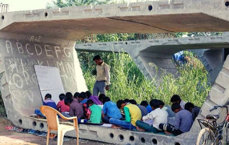 Thầy giáo mở lớp học dưới gầm cầu giữa đại dịch