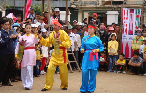 11 đoàn nghệ thuật "đắp chiếu" 2 tháng vì cán bộ không đủ chuyên môn thẩm định