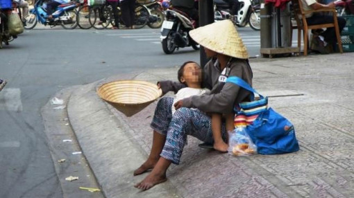 Kiểm tra sức khỏe người ăn xin để phòng dịch COVID-19