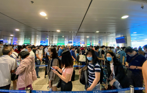 "Biển người" tại Sân bay Tân Sơn Nhất tiếp tục gây lo ngại