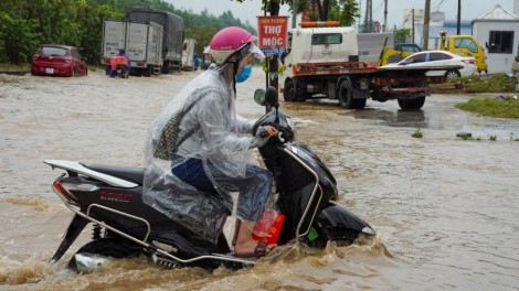 Hà Nội mưa lớn, nhiều nơi ngập sâu 1m
