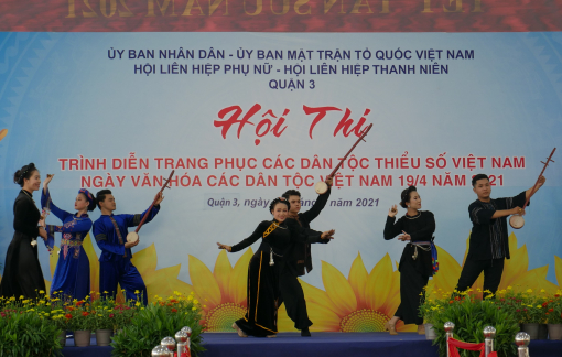 Trang phục các dân tộc Thái, Hoa, Mông, Mường, Tày, Nùng, Tà ôi, Ê đê... lên sân khấu