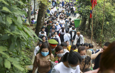 Hàng ngàn người dân đổ về lễ giỗ Tổ Hùng Vương