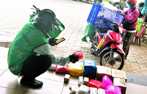 Ngăn hàng cấm lọt qua dịch vụ giao hàng nhanh