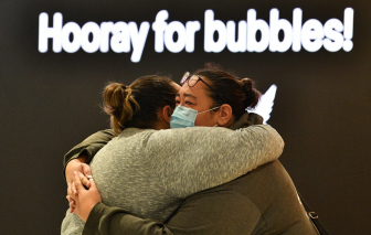 Những cái ôm chặt sau 400 ngày xa cách, khi New Zealand và Úc nối lại đường bay