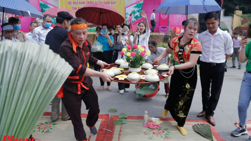 Về Phú Thọ xem người dân gói bánh dâng các vua Hùng