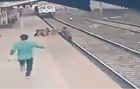 Thót tim cảnh nhân viên nhà ga cứu sống bé trai ngã xuống đường ray