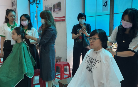 180 sinh viên tham gia hiến tặng tóc cho bệnh nhân ung thư vú