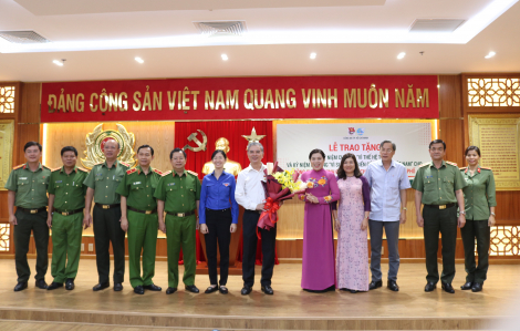 Phó Chủ tịch UBND TP.HCM Ngô Minh Châu nhận Kỷ niệm chương “Vì sự phát triển của Phụ nữ Việt Nam”