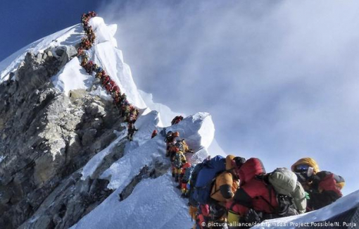 COVID-19 lần đầu tiên xuất hiện trên đỉnh Everest
