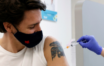 Thủ tướng Canada tiêm liều vắc-xin AstraZeneca đầu tiên