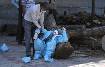 Người dân Ấn Độ khóc cầu xin oxy bên ngoài bệnh viện