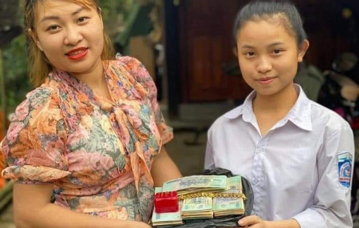 Nữ sinh đứng chờ chủ nhân số tài sản gần nửa tỷ đánh rơi bên đường