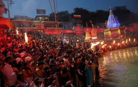 Ấn Độ: Sau những lễ hội đông đúc là lò thiêu rực lửa