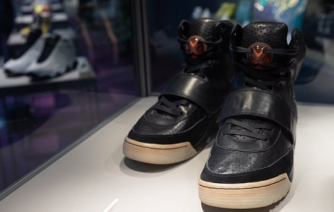 Giày thể thao của Kanye West được bán với giá kỷ lục 1,8 triệu USD