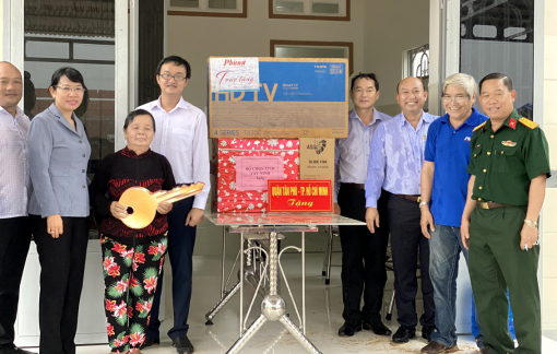 Bàn giao mười căn nhà “Điểm dân cư liền kề chốt dân quân”