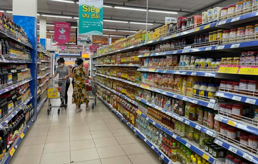 Đồ uống, mì, sô cô la... doanh số giảm vẫn trưng ngập kệ trong siêu thị