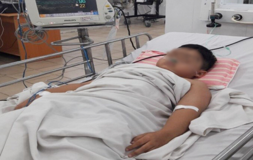 Máu bé trai chuyển sang màu nâu khi tiếp xúc với không khí