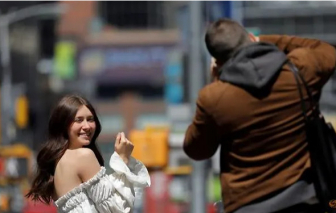 CDC Mỹ: Người tiêm vắc-xin COVID-19 đầy đủ không cần đeo khẩu trang