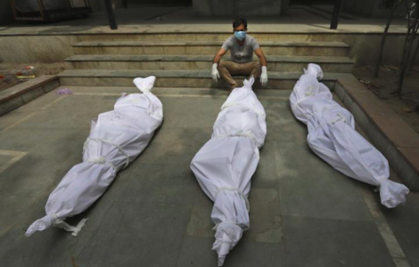 Ấn Độ có thêm gần 3.300 người chết/ngày: "Khi về nhà, quần áo của tôi có mùi thịt cháy"