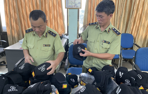 Gần 2.000 khẩu trang bị thu giữ vì giả mạo nhãn hiệu Gucci, Puma