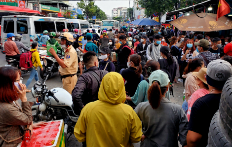 Bị CSGT chốt chặn, hàng trăm người ùn ứ trước 2 bến xe dù đối diện Bến xe miền Đông