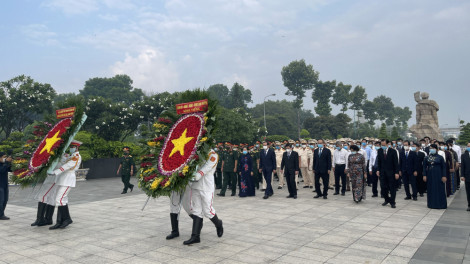 Lãnh đạo TPHCM dâng hương, dâng hoa tưởng niệm Chủ tịch Hồ Chí Minh và Chủ tịch Tôn Đức Thắng