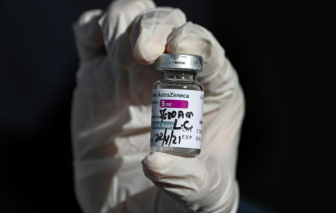 AstraZeneca kiếm được tiền khủng từ việc bán vắc-xin COVID-19