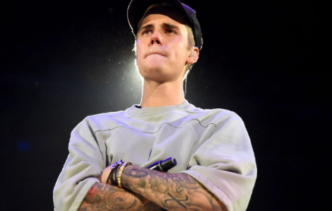 Justin Bieber tiếp tục hoãn show “khủng” vì dịch