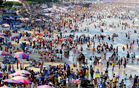 Bãi biển Vũng Tàu chật kín người trong ngày nghỉ lễ đầu tiên