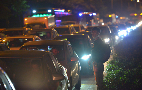 Người dân vội vã rời Thủ đô trong đêm, cửa ngõ nam Hà Nội kẹt cứng